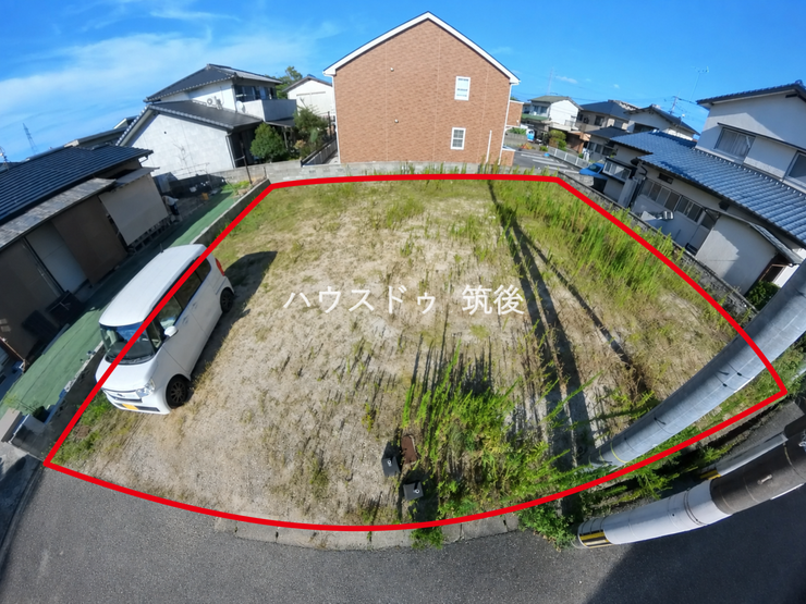 少し高い位置から敷地全体を撮影。土地の広さや周辺環境が分かりやすい一枚です。
