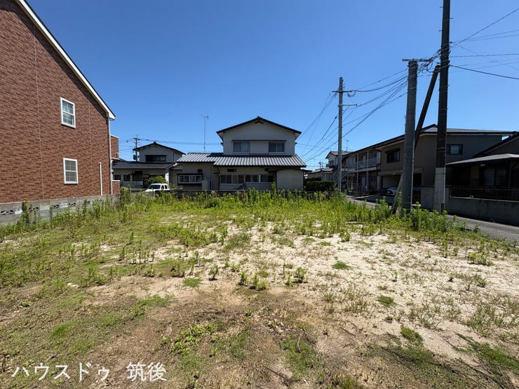 【建築条件なし】平坦な現地分譲地の外観です。前面道路に面しており、周囲に高い建物がないため陽当たりも良好。お好みのハウスメーカーで建築可能です。