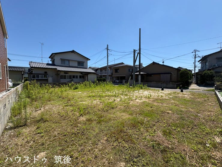 【建築条件なし】現地外観写真。すっきりとした平坦な敷地で、前面道路との高低差も少ないため工事もしやすい形状です。お好きな建築会社で自由な設計が楽しめます。