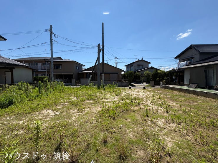 【建築条件なし】奥行きがあり、すっきりとした平坦な現地の外観写真です。遮るものがないため陽当り・通風ともに良好。お好みのハウスメーカーや工務店で自由に建築していただけます。