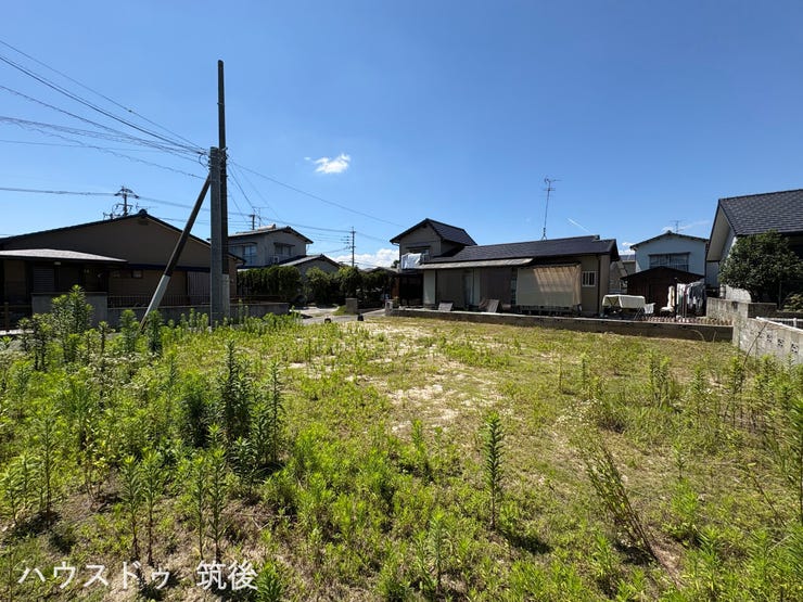 【建築条件なし】敷地全体の広がりが分かりやすい現地外観写真です。周囲に高い建物がなく、青空が広がる開放的な平坦地。お好みの建築会社で自由にプランニング可能です。
