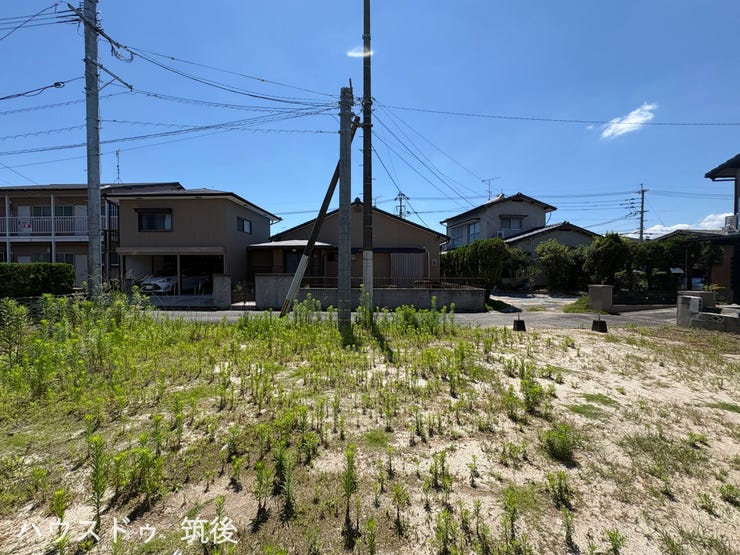 【建築条件なし】敷地手前側の様子が分かりやすい現地外観写真です。すっきりとした平坦地で、間口も広く確保されています。お好きなハウスメーカーで理想のプランをご検討いただけます。