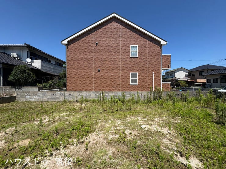 【建築条件なし】隣地との境界部分にはブロックが施工されている、すっきりとした平坦な土地です。陽当たりや通風も良好で、お好みのハウスメーカーで理想の住まいを建築いただけます。