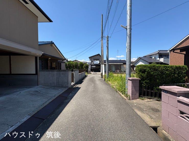 【建築条件なし】幅員約4.0mの前面道路に接道する現地の様子です。高低差の少ない平坦なアプローチとなっており、お好きな建築会社で自由な設計・建築が可能です。