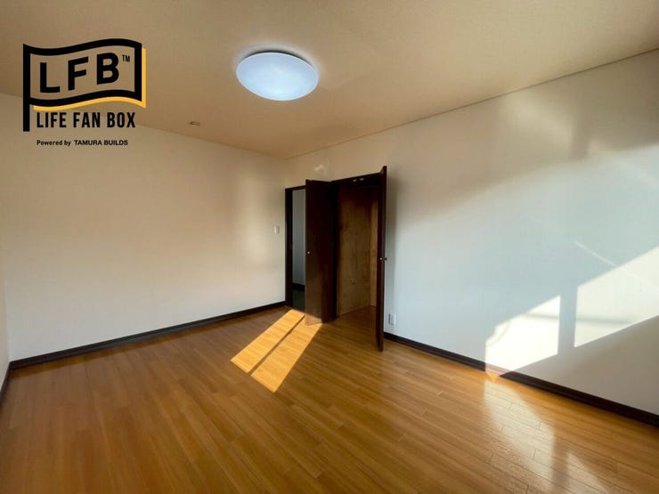 こちらのお部屋にもクローゼットがあるので、収納には困りませんよ♪