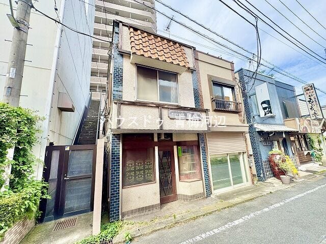 外観:スーパーやコンビニが徒歩圏内にある利便性の高いエリアです。