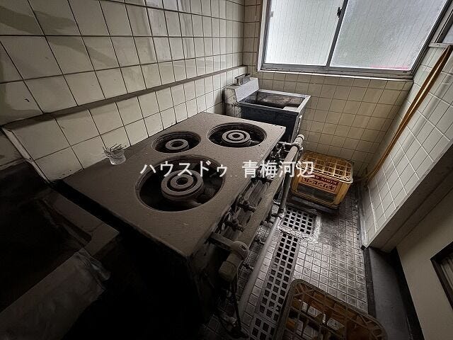 店舗部分キッチン:窓があるので換気もできます。