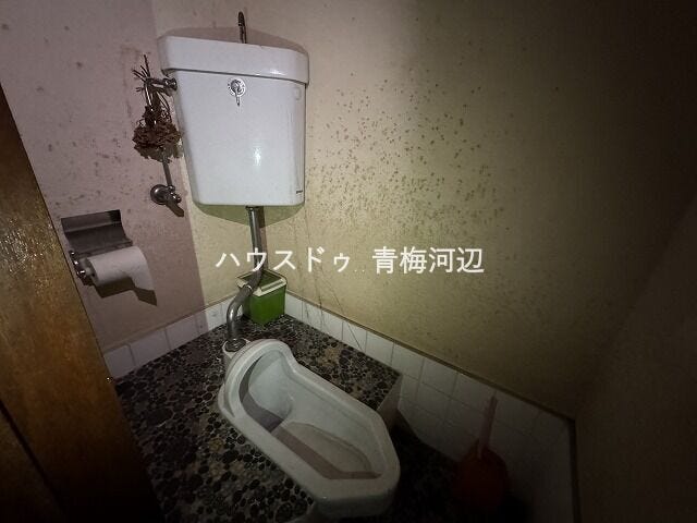 1階トイレ:シンプルなデザインのトイレになります。