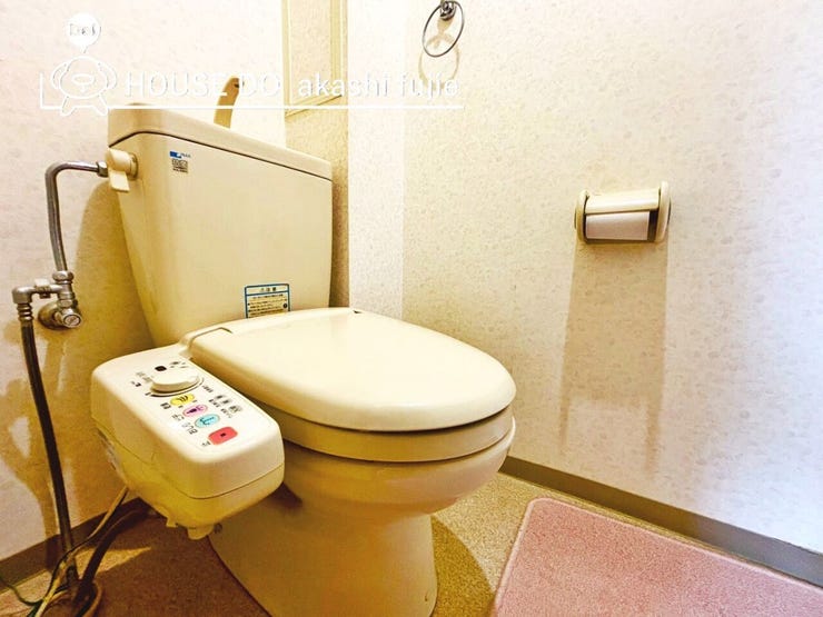 ウォシュレット機能つきのトイレ