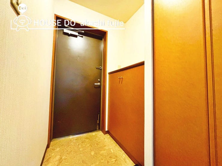 玄関には下駄箱があり、ご家族の靴を収納していただけます