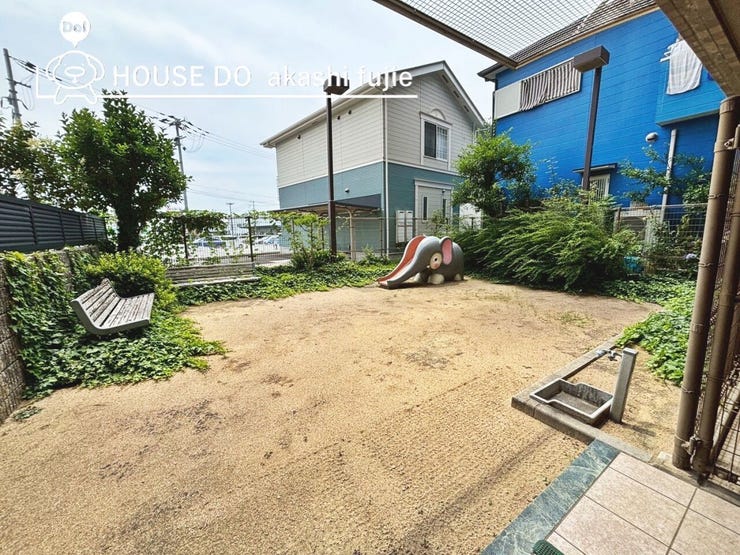 敷地内に公園がございます