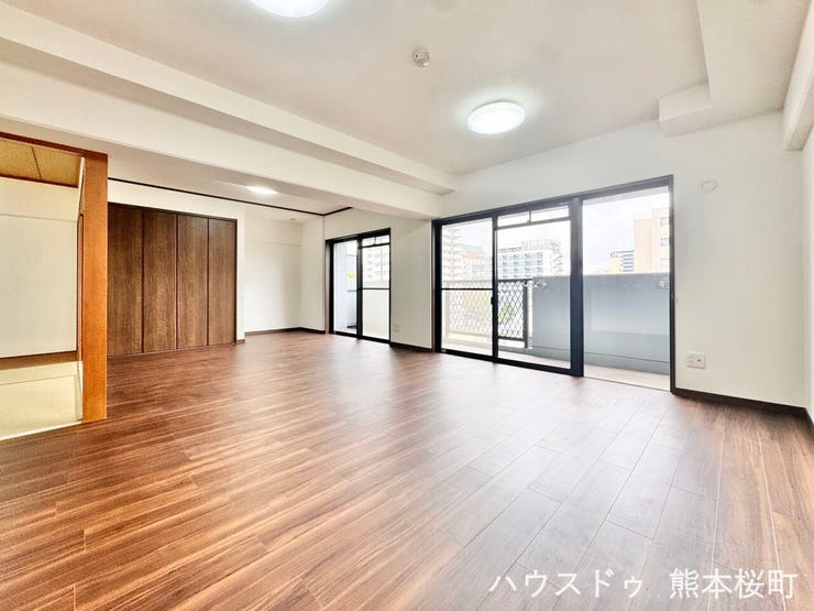 ■安らぎと笑顔の中心地■陽光が優しく降り注ぎ、会話が自然と弾む。ここでは、毎日が特別な時間へと変わります。
