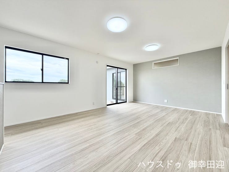 ■安らぎと笑顔の中心地■陽光が優しく降り注ぎ、会話が自然と弾む。ここでは、毎日が特別な時間へと変わります。