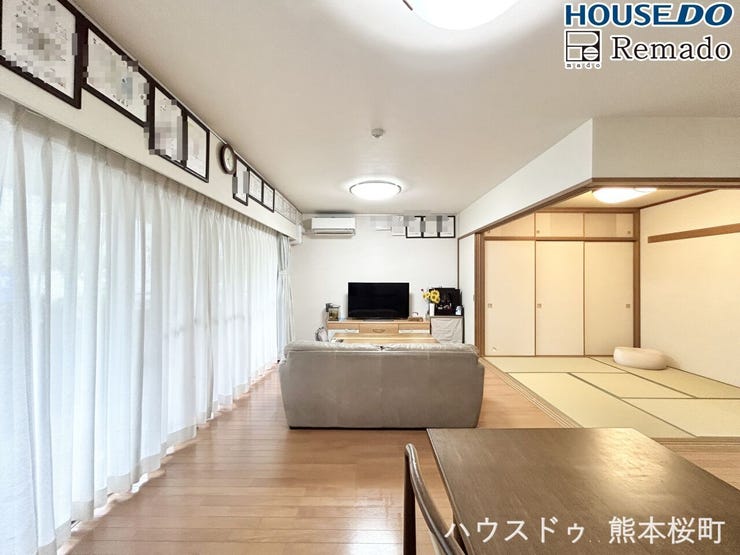 【リビング】
■□■家族の笑顔が集う、安らぎとくつろぎの中心地■□■お気に入りの家具を迎え、窓からは心地の良い光が差し込みます。