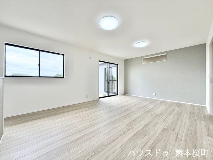 ■安らぎと笑顔の中心地■陽光が優しく降り注ぎ、会話が自然と弾む。ここでは、毎日が特別な時間へと変わります。