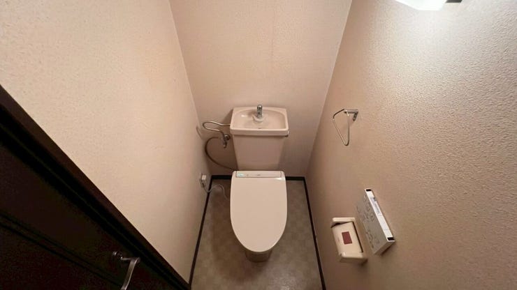 リフォーム前の現況写真です。
TOTO製の手洗付タイプへ新品交換予定です。
