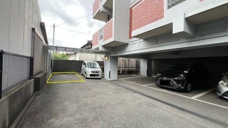 駐車場は屋根付区画になります(写真黄色枠内)
マンション西側にコインパーキングもありますので、急な来客にも安心です。
