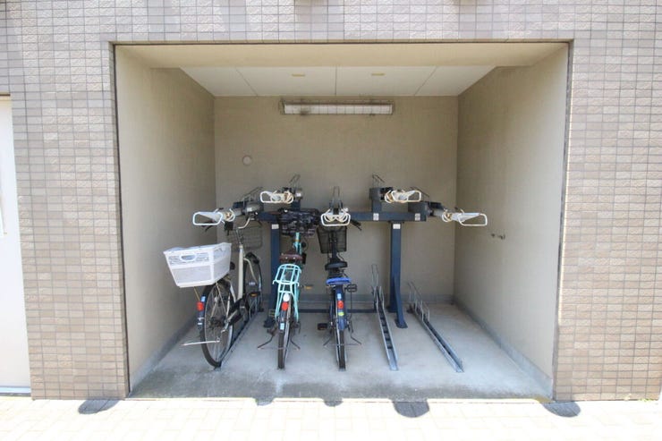 【駐輪場】うれしい屋根付き♪大切な自転車が傷みにくいのが嬉しいですね。