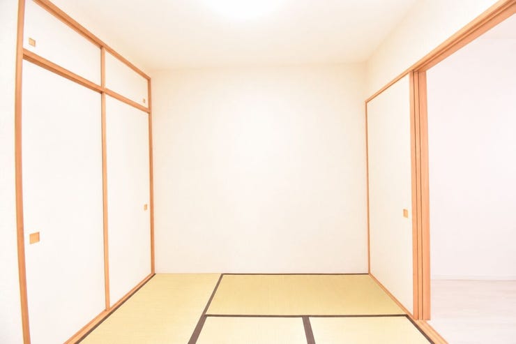 【和室】
キッチン横に和室があり、子供の遊び場やお昼寝スペースなど色々な使い方ができます
※室内写真はAIによる家具消し済