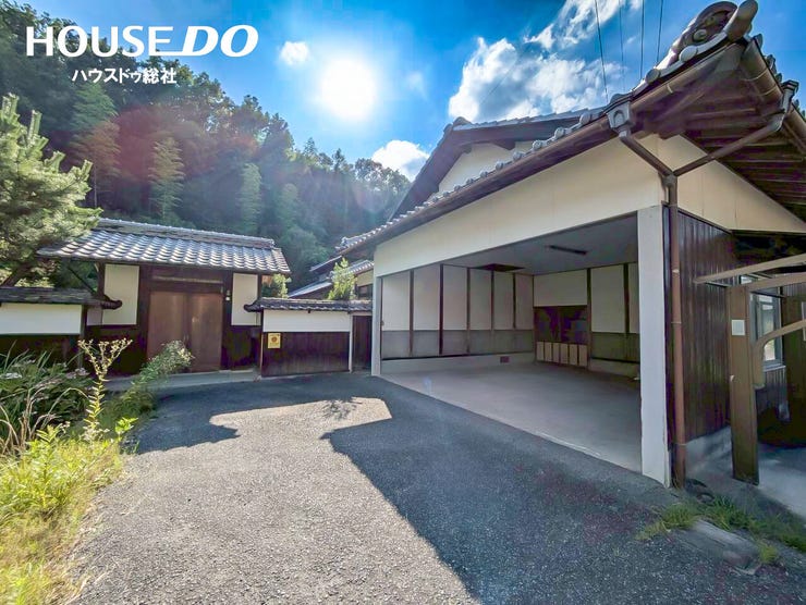 【外観】
広々とした敷地の中に佇む、「和」の美しさを昇華した端正な邸宅!
9DKの大型住宅で、大家族や二世帯での暮らし叶う☆♪