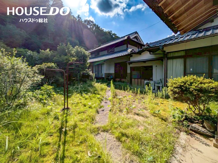 緑のある庭スペースが広がり、家庭菜園やガーデニングも楽しめそうです♪