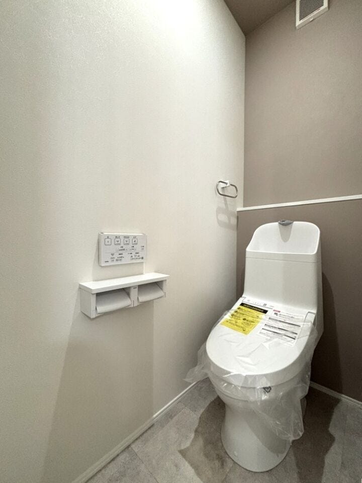 トイレは新品交換済み!グレージュのアクセントカラーが落ち着いた雰囲気を演出する、心地よい空間◎