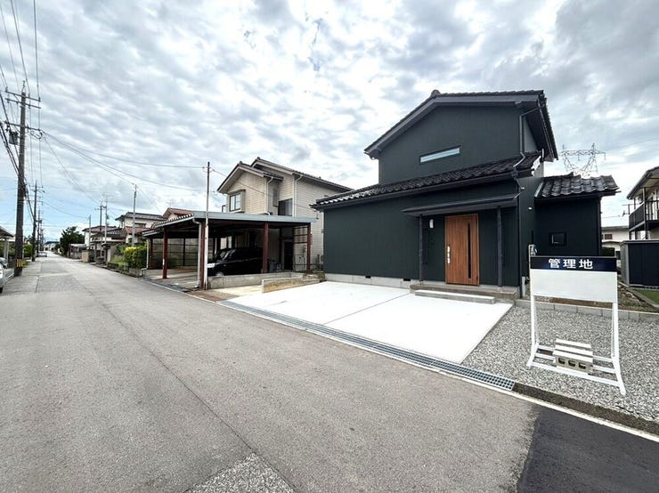 東側約6m道路に面し、間口約13mのゆとりある敷地。車の出入りもしやすい立地です(^^)/