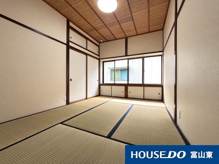 約6帖の和室は、ほっと落ち着ける癒しの空間。来客時の客間や、ご家族が集まった際の寝室にも便利です( ^)o(^ )