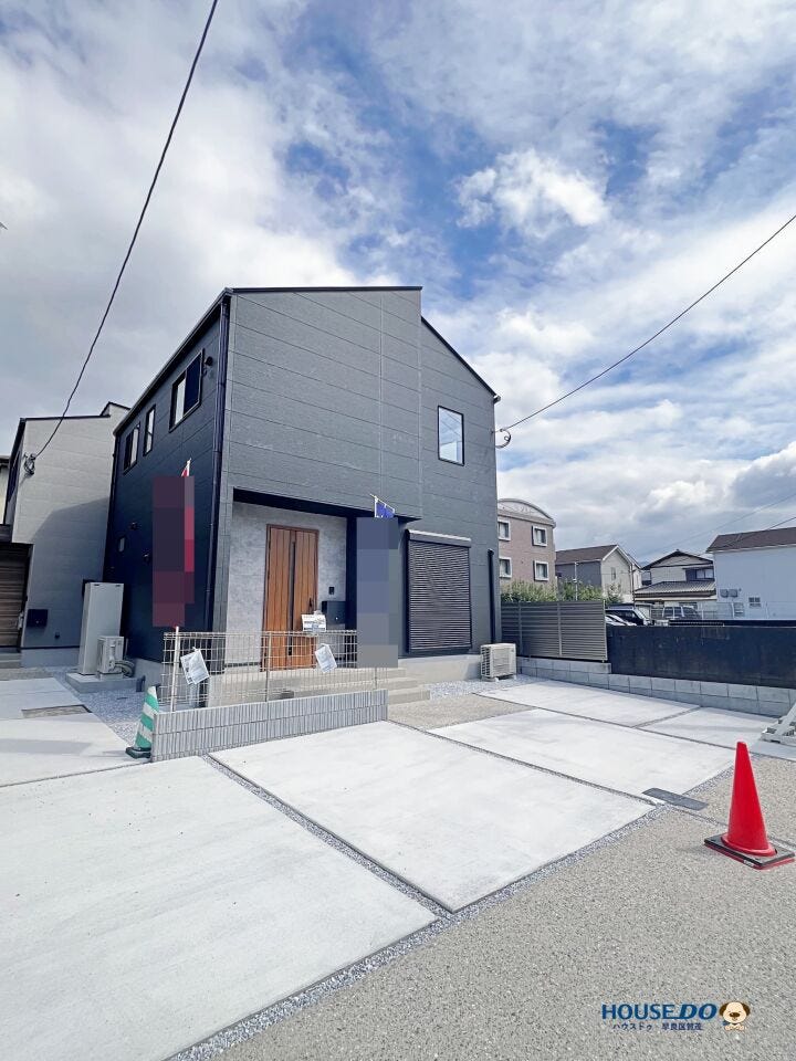 高気密・高断熱の吹付断熱を採用した省エネ仕様の住まい。
シンプルで飽きのこない外観デザインに加え並列2台駐車が可能。小中学校が徒歩圏内に揃い、子育て世帯にも暮らしやすい住環境です。