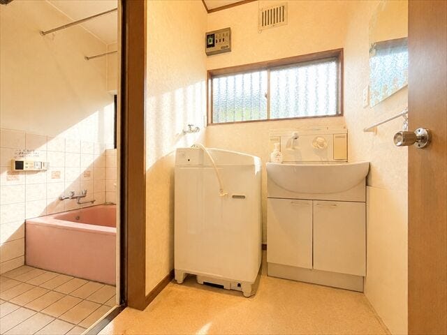 洗面所:毎日お使いになる洗面所は、明るく清潔感のあるスペースです!
※実際の写真から家具等を消すCG加工をしています。