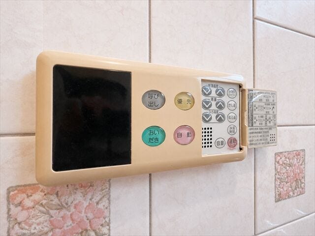 自動お湯はり機能や追い炊き機能がついた給湯システムです。
※実際の写真から家具等を消すCG加工をしています。