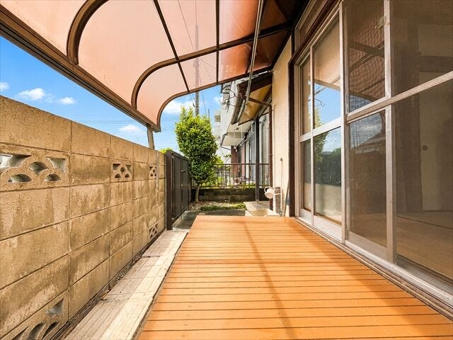 物干し竿が掛けられるようになっています。お洗濯もスムーズに干して取込めますね。
※実際の写真から家具等を消すCG加工をしています。