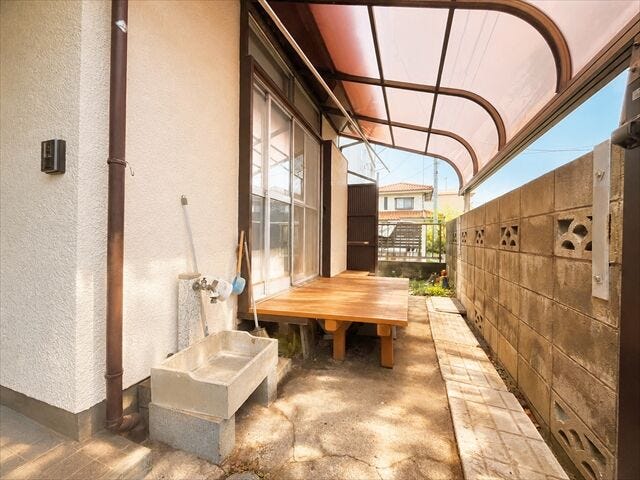 明るく日当たり良好なバルコニーです。奥行きがありますのでガーデニングなども楽しめそうです。
※実際の写真から家具等を消すCG加工をしています。