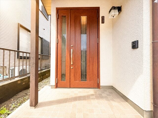玄関:玄関ドアのスリットからの採光は、玄関に適度な明るさと光のアクセントをくわえてくれます。
※実際の写真から家具等を消すCG加工をしています。