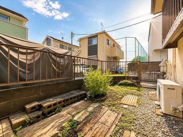 庭:広めのお庭なのでお子様と遊んだり、ペットと遊んだりできそうですね。ガーデニングや家庭菜園なども楽しめそうです。
※実際の写真から家具等を消すCG加工をしています。