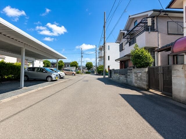 【南側 前面道路】幅員約6mの前面道路です。道路幅にゆとりがあるので、車種を選びません。大きめの車を乗りたい方にもオススメです。
※実際の写真から家具等を消すCG加工をしています。