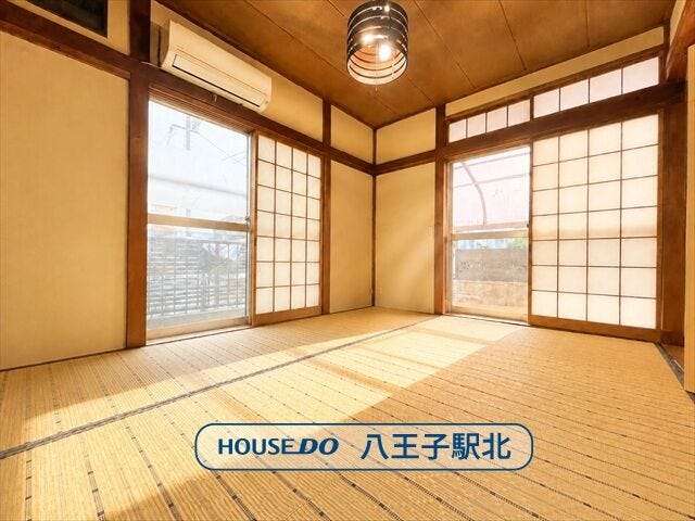 【和室】
1階6帖和室:二面採光で明るく、通風も期待できそう!
※実際の写真から家具等を消すCG加工をしています。