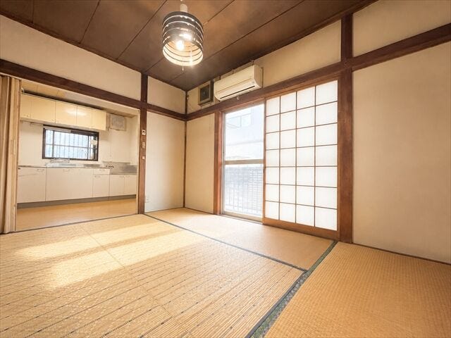 1階6帖和室:DK隣接でキッチンにいてもご家族の様子を見ることができます。収納スペースもしっかりあるので、お布団などをしまうことができます。
※実際の写真から家具等を消すCG加工をしています。