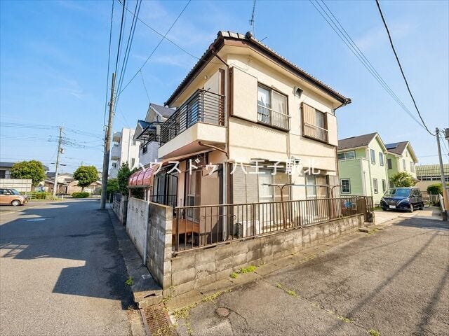 3DK+Sの間取りです。小中学校が徒歩5分以内とお子様の通学も安心です。徒歩圏内に生活施設が充実していて新生活を安心してスタートできます。
※実際の写真から家具等を消すCG加工をしています。