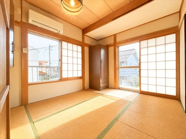 2階間取図下部6帖和室:二面採光で明るく、通風も期待できそう!
※実際の写真から家具等を消すCG加工をしています。