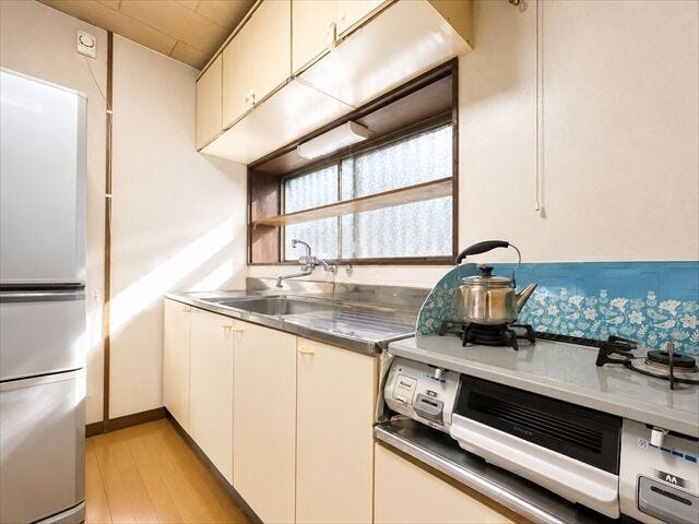 キッチン:キッチンは壁付けタイプですのでお部屋をすっきりと見せてくれるメリットがあります。
※実際の写真から家具等を消すCG加工をしています。