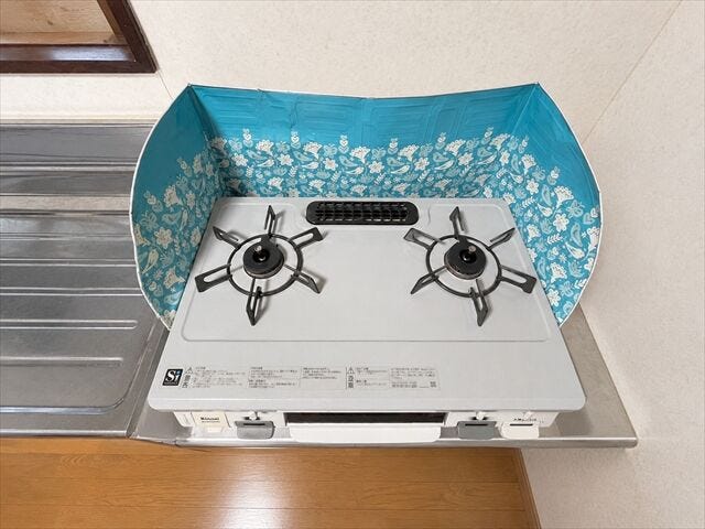 キッチン:小窓があるので、家事の合間に窓を開けてほっと一息休憩することができます。もちろん開けて換気もしっかりできます。
※実際の写真から家具等を消すCG加工をしています。