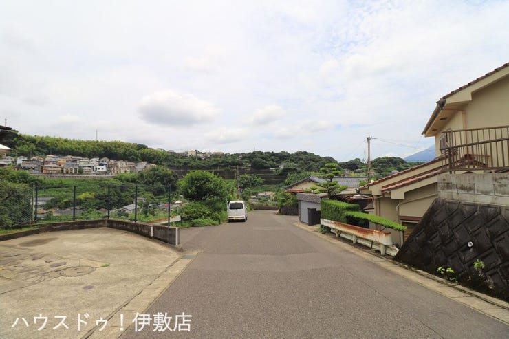 【前面道路】
東南側前面道路
交通量少なめです