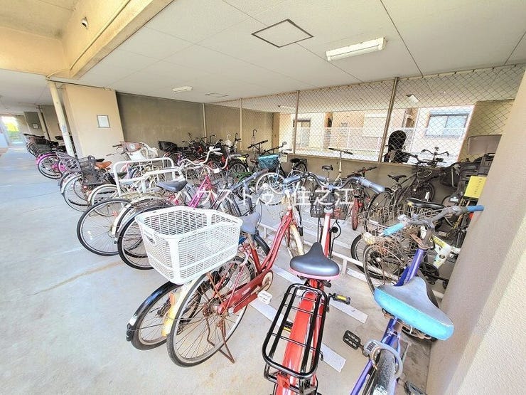 ★屋根付きの駐輪場ですので雨の日も安心。サドルが濡れる事も無いですね!