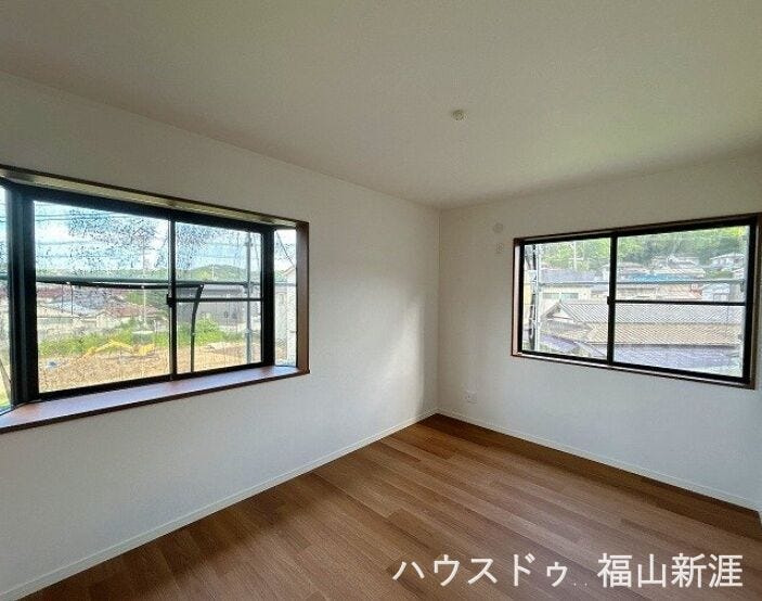 「2F東側洋室」別角度のお写真です。
