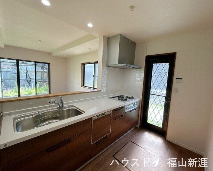 新品交換済みのシステムキッチンは食洗器付きです。