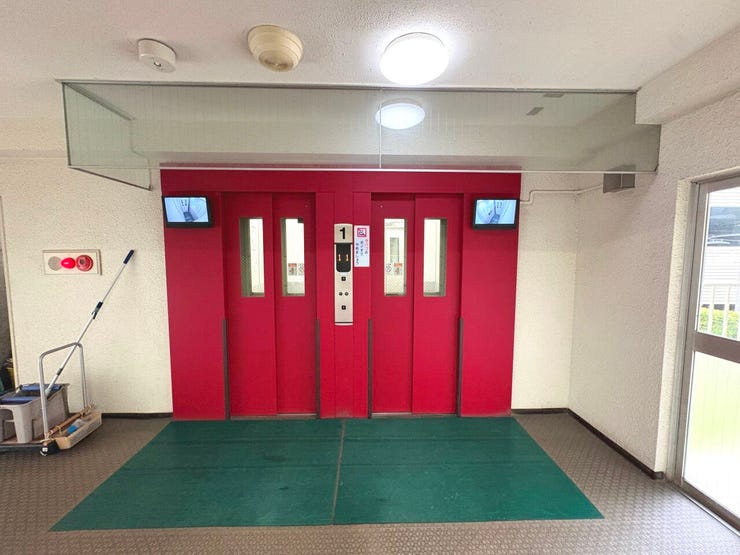 エレベーターは2基ございます。混雑する朝の時間帯でも安心です。