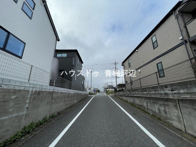 【東側 前面道路】幅員約6mの前面道路です。車がすれ違うのに十分な道幅です。車が2台と通行人も通れる幅となっています。