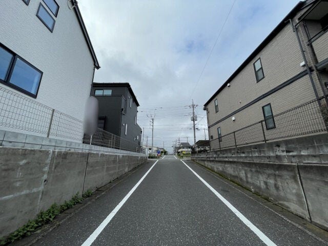 【東側 前面道路】幅員約6mの前面道路です。車がすれ違うのに十分な道幅です。車が2台と通行人も通れる幅となっています。
