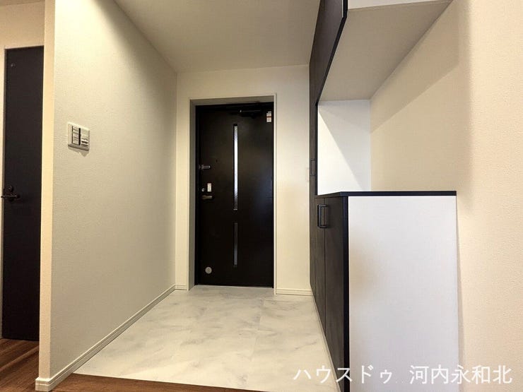 白と黒のコントラストが美しい洗練された玄関。